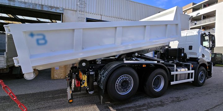 Ampliroll avec benne sur porteur Renault 6x4, vue arrière