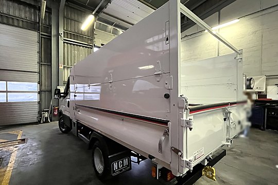 Benne basculante à grandes rehausses sur Iveco Daily, vue arrière