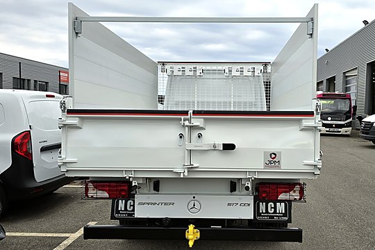Benne basculante à grandes rehausses aluminium sur Mercedes Sprinter, vue arrière
