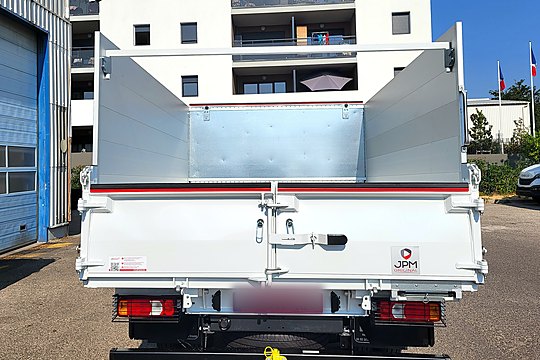 Benne à grandes rehausses sur Iveco Daily, vue arrière