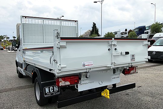 Benne basculante avec rehausse grillagée sur Mercedes Sprinter, vue arrière