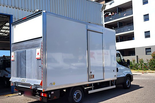 Caisse fourgon avec hayon élévateur sur Iveco Daily