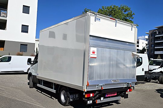 Caisse fourgon avec hayon élévateur sur Iveco Daily, vue arrière