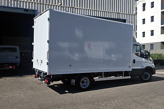 Caisse fourgon sur Iveco Daily, vue arrière