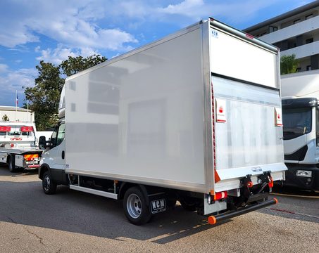 Caisse fourgon avec hayon élévateur sur Iveco Daily, vue arrière