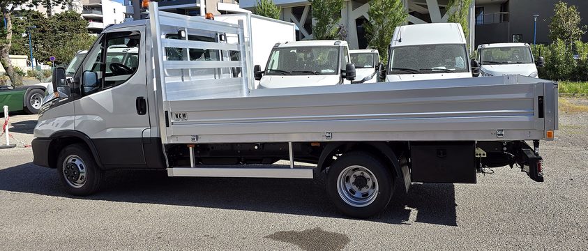 Plateau aluminium sur Iveco Daily, vue de côté
