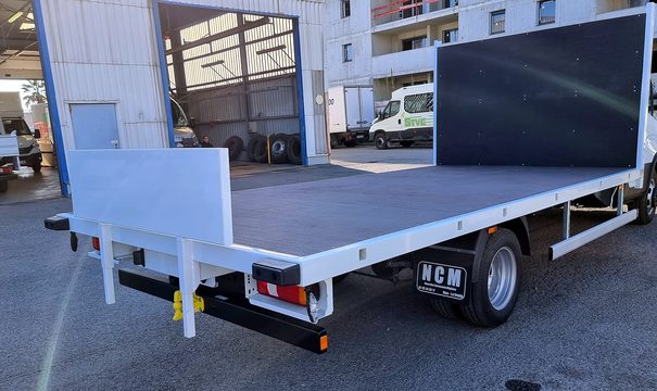 Plateau avec panneau avant sur Iveco Daily, vue arrière