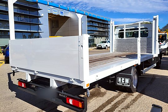 Plateau à ridelles avec portique sur Iveco Daily, vue arrière
