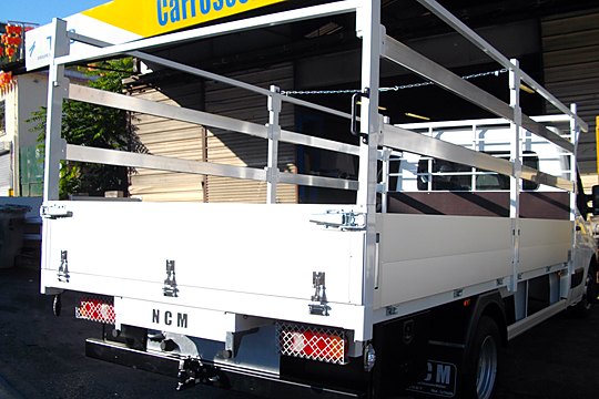 Plateau acier avec structure spécifique sur mesure sur Renault Master, devant l'atelier